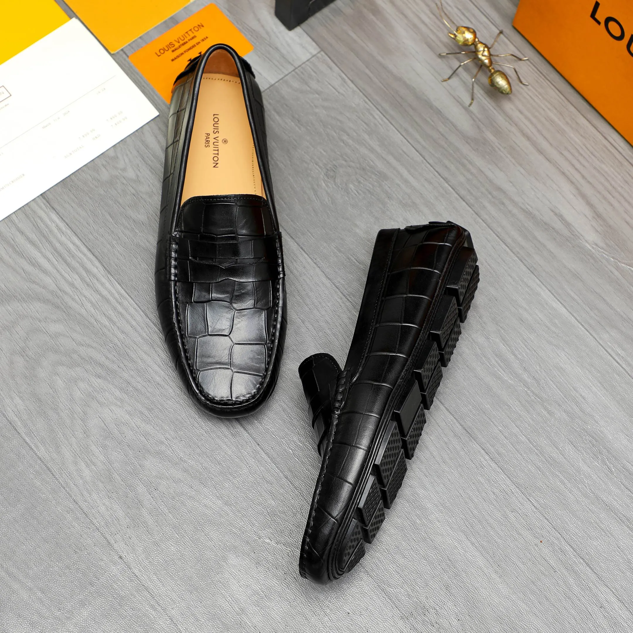 Men's shoes 💰380 Product trademark: LV "Louis Vuitton" casual slip-on shoes Regular size: 38-45 (45 is custom-made and non-returnable) Product materials: Selected stone pattern embossed cowhide upper, pigskin lining, rubber outsole